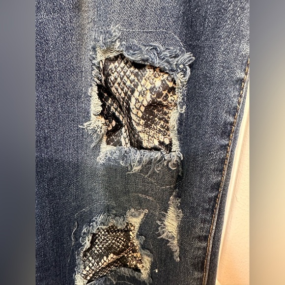 Judy Blue Distressed Snakeskin Patch Jeans NWT - Picture 7 of 10